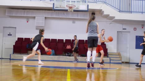 Frauen-Basketball-Teamtraining-auf-indoor-court