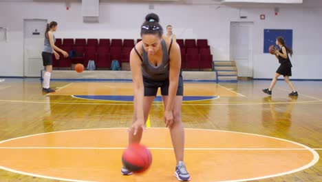 Afrikanische-Sportlerin-posiert-für-Kamera-und-Dribbling-ein-Basketball