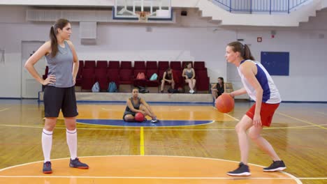 Jóvenes-Atletas-de-Baloncesto-Femenino-Teniendo-Entrenamiento-De-Pareja-en-la-Cancha