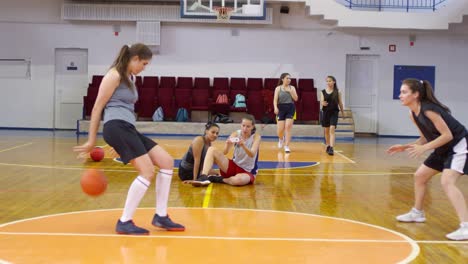 Junge-Sportlerinnen-mit-Partnertraining-mit-Basketball-auf-dem-Platz