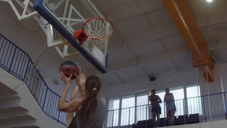 Jugadoras-femeninas-disparando-baloncesto-durante-el-partido