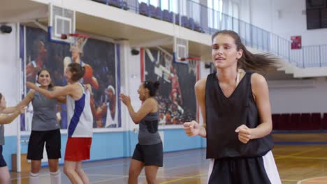 Chica-disparando-un-baloncesto-y-celebrando-el-éxito-con-el-equipo-femenino