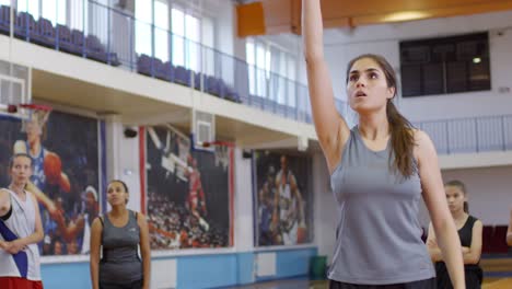 Atleta-Femenina-Lanzando-Baloncesto-y-Faltando-un-Tiro