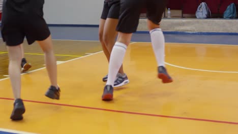 Atleta-Femenina-disparando-un-baloncesto-y-jugando-en-la-cancha