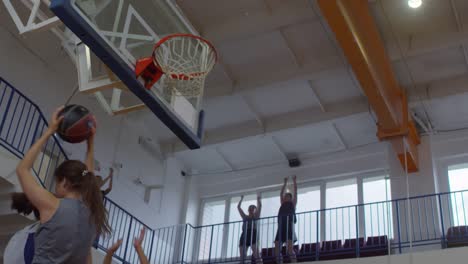 Atletas-femeninas-disparando-baloncesto-y-celebrando-la-victoria