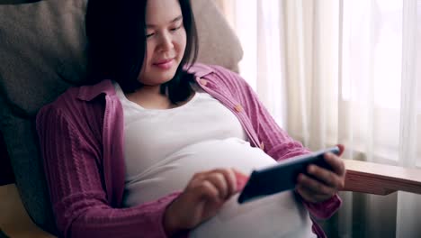 Glückliche-schwangere-Frau-und-erwartet-Baby-zu-Hause.