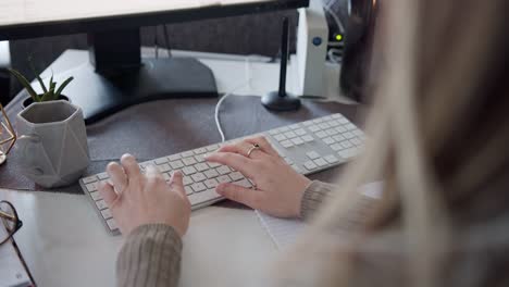 Anonyme-Frau-arbeitet-auf-Tastatur-und-Notizen