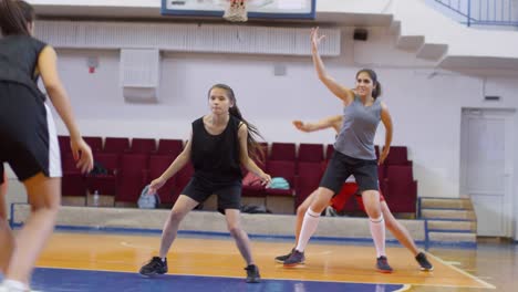 Schülerinnen-spielen-Basketball-auf-Indoor-Court