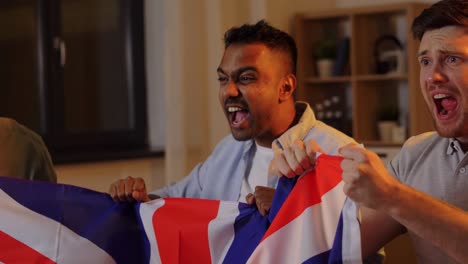 amigos-con-la-bandera-británica-viendo-el-fútbol-en-casa