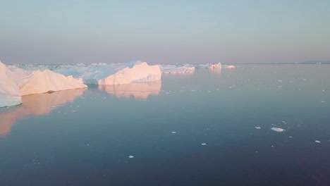 Eisberge-Drohne-Luftvideo-Top-Ansicht---Klimawandel-und-globale-Erwärmung---Eisberge-aus-schmelzenden-Gletscher-in-Eisfjord-in-Ilulissat,-Grönland.-Arktische-Natureislandschaft-im-Unesco-Weltkulturerbe.