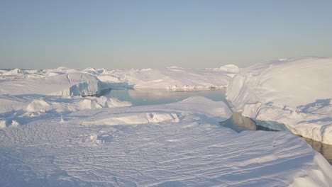 Eisberge-Drohne-Luftvideo-Top-Ansicht---Klimawandel-und-globale-Erwärmung---Eisberge-aus-schmelzenden-Gletscher-in-Eisfjord-in-Ilulissat,-Grönland.-Arktische-Natureislandschaft-im-Unesco-Weltkulturerbe.