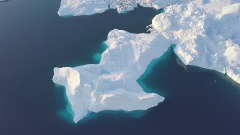 Icebergs-drone-aerial-video-top-view---Climate-Change-and-Global-Warming---Icebergs-from-melting-glacier-in-icefjord-in-Ilulissat,-Greenland.-Paisaje-de-hielo-ártico-en-Patrimonio-de-la-Humanidad-de-la-Unesco.