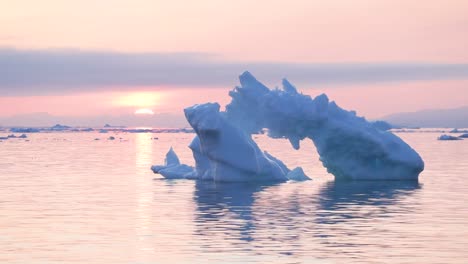 Eisberge-Drohne-Luftvideo-Top-Ansicht---Klimawandel-und-globale-Erwärmung---Eisberge-aus-schmelzenden-Gletscher-in-Eisfjord-in-Ilulissat,-Grönland.-Arktische-Natureislandschaft-im-Unesco-Weltkulturerbe.