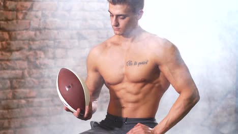 Shirtless-American-Football-Spieler-hält-Ball,-Zeitlupe