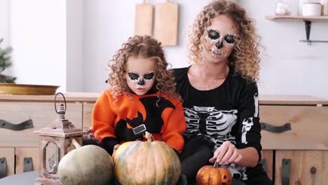 Madre-e-hija-con-el-pelo-rizado-usando-disfraces-de-Halloween