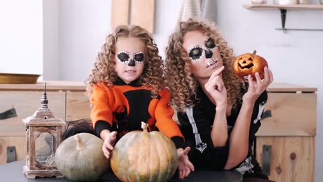 Madre-e-hija-con-el-pelo-rizado-usando-disfraces-de-Halloween