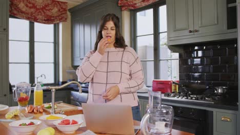 Mujer-vlogger-caucásica-haciendo-un-video-de-cocina-en-casa