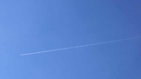 Airplane-flying-in-the-blue-sky