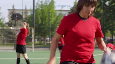 Jugadora-de-Fútbol-Femenina-Practicando-Malabarismos-en-campo-al-aire-libre