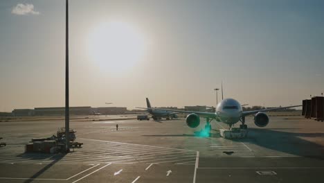 El-avión-sale-hacia-la-pista-para-el-vuelo.-Noche-al-atardecer.-Beijing.-China