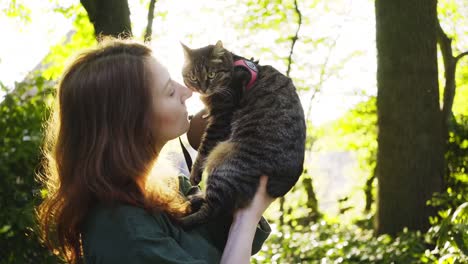 Frau-mit-Katze-im-Park-gehen