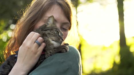 Frau-mit-Katze-im-park