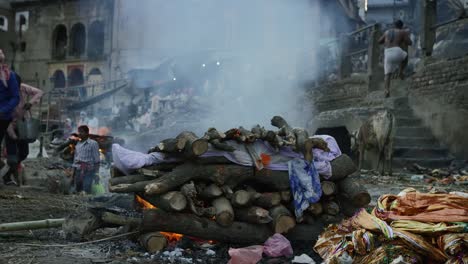 Feuerbestattung-Feuer-auf-einem-indischen-Ghat.