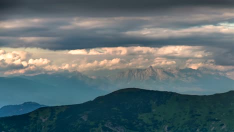 Cielo-de-nubes-de-trueno-noche-dramática-en-el-lapso-de-tiempo-de-las-montañas