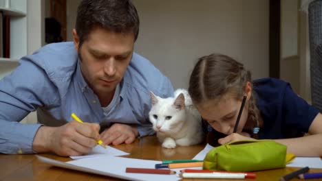 Familia-con-gato-dibujando-en-el-piso.