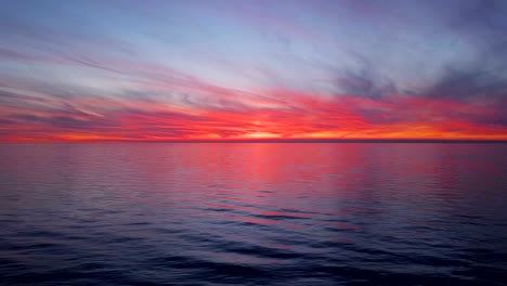 Puesta-de-sol-que-despegaba-de-la-superficie-del-agua-al-atardecer-con-el-vuelo-de-las-gaviotas,-Croacia.