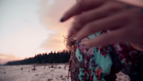 Boho-Stil-Mädchen-Tanzen-auf-geblümten-Kleid-auf-einem-Sommerabend