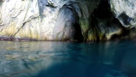 Höhle-von-Dino-Island-und-das-blaue-Meer,-Isola-di-Dino,-Praia-a-Mare,-Kalabrien,-Süditalien,-Echtzeit,-4-km