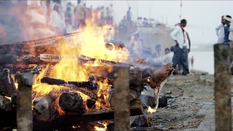 Cremation-fire-with-burning-body.