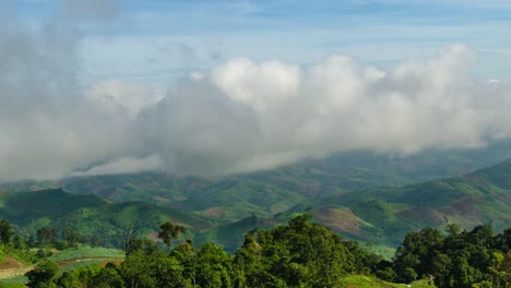 Wolke-und-Nebel-am-Morgen-über-Berg-und-Dorf