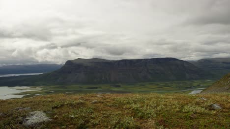 Wanderer-zu-Fuß-in-Rapadalen