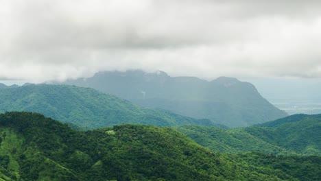 Nebel-schweben-über-Berg-in-Phutapberk,-Thailand-fließt.