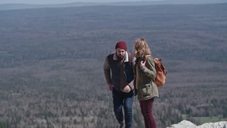 Paar-Check-Direction-am-Telefon-während-der-Wanderung