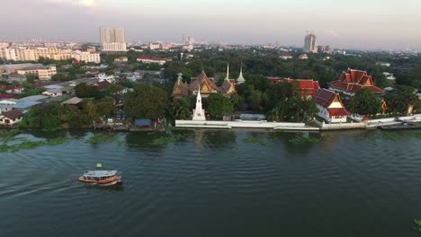 barco-en-el-río-chaopraya-pathumthani-falda-bangkok-thailand