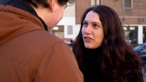 Mujer-enojada-discutiendo-con-su-novio-en-el-street.betrayal,-la-cólera,-la-rotura-para-arriba