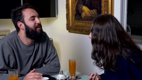 Hombre-joven-y-mujer-discutiendo-durante-el-desayuno---cámara-lenta