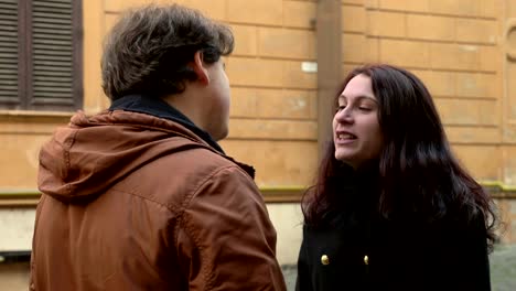 Retrato-de-mujer-joven-enojada-furioso-discutiendo-con-su-novio-en-la-calle