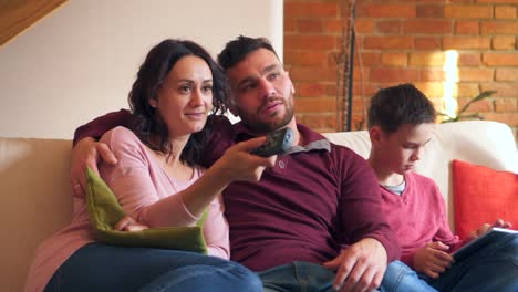 Pasar-tiempo-juntos-en-casa-de-familia