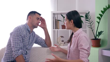 problemas-familiares,-esposa-agresiva-peleas-con-esposo-y-manos-gestos-furiosos-durante-disputa-en-sala