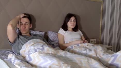 Difficulties-in-the-relationship.-Young-man-and-woman-swearing-in-bed