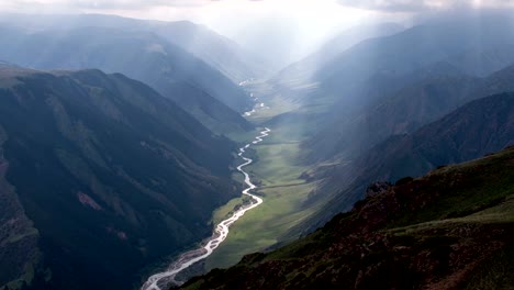 Das-Sonnen-Strahlen-in-eine-tiefe-Schlucht