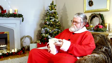 Santa-Claus-Essen-Popcorn-beim-Fernsehen