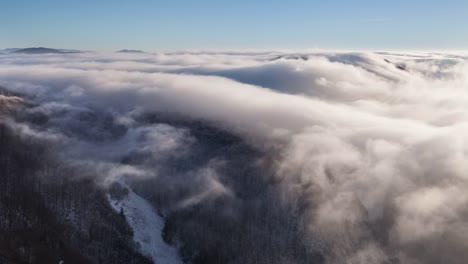 Winter-Berg-mit-Wolken---Kalk-Zeitraffer