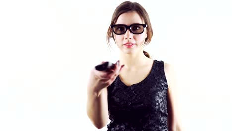 Mujer-joven-con-gafas-3d-y-sosteniendo-el-control-remoto,-aislado-sobre-fondo-blanco