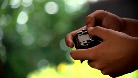 Hand-Teen-playing-video-games