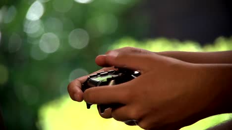 Hand-Teen-playing-video-games